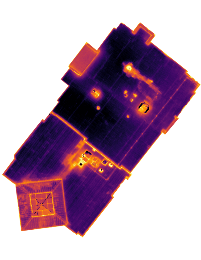 Relevé thermographique par drone d'une toiture commerciale révélant l'humidité piégée dans l'isolant