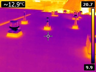 Thermographie de toiture plate : zone chaude indiquant un isolant saturé d'eau sous la membrane élastomère