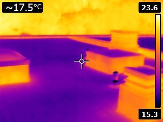Image infrarouge d'un bassin de toiture industrielle : contraste thermique entre isolant sec et isolant mouillé