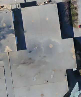 Vue normale par drone d'une toiture à bassin